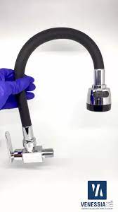 CAÑO FLEXIBLE P/COCINA PARED NEGRO C&A